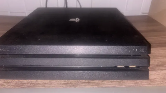 Ps4 Pro + 2 controles