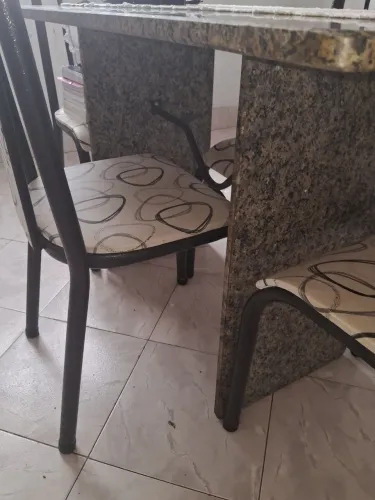Mesa de Granito com 4 cadeiras.