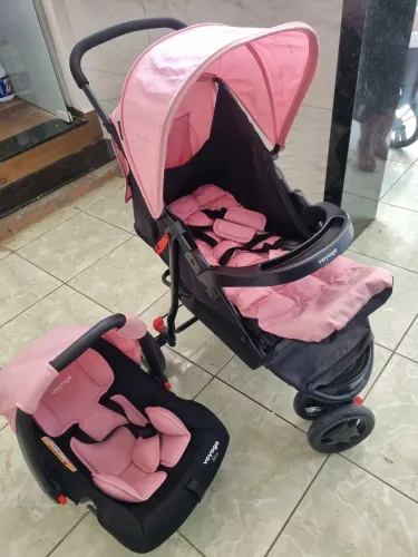Carrinho de bebê e bebê conforto