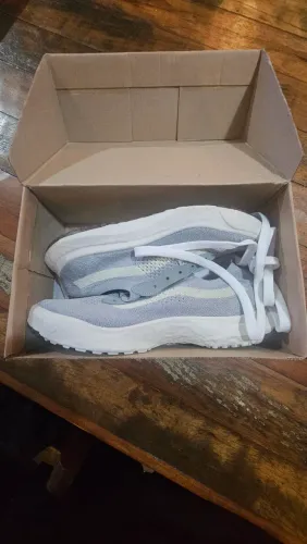Tênis Vans na caixa