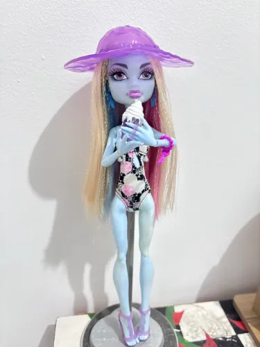 Boneca abbey bominable skull shores monster high 