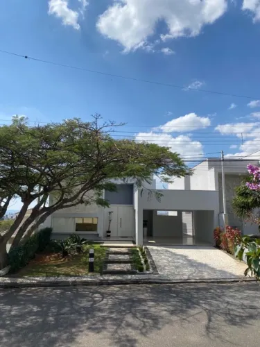 Casa no Euroville com 3 suítes, área gourmet, churrasqueira, jardim e piscina.