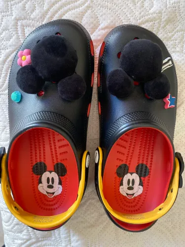 Chinelo crocs Michey