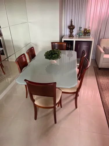 Mesa com 6 cadeiras. Base de granito