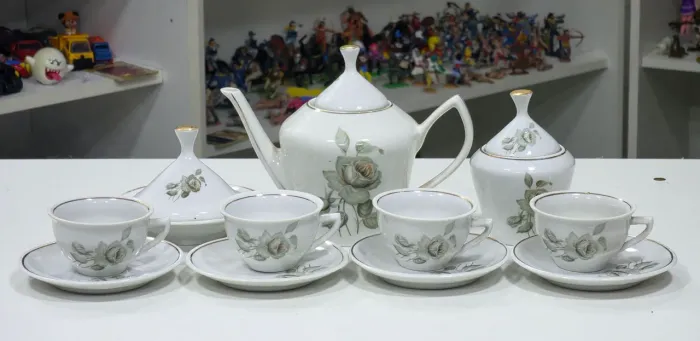 Antigo Conjunto de Chá/Café em Porcelana Pozzani Floral 11 peças
