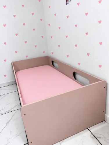 caminha infantil montessoriana de cor rosa