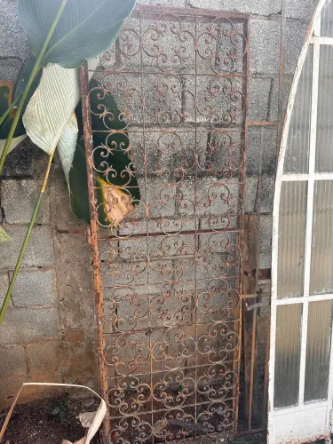 Porta antiga em ferro arabesco