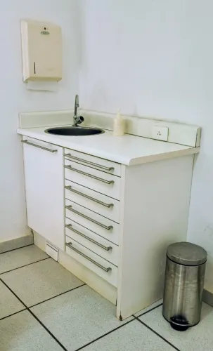 Móvel odontológico de madeira, branco, cuba inox, torneira, acionamento p/ água c/ pedal