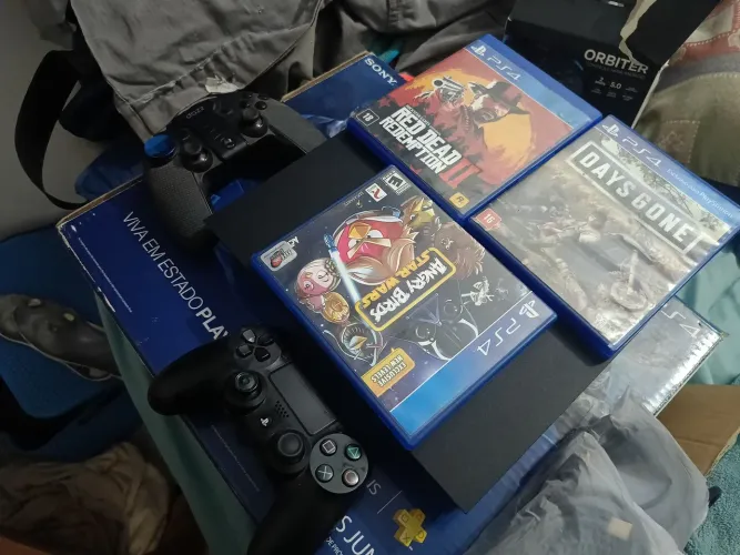 Vendo PS4 com 500 giga duas manete 