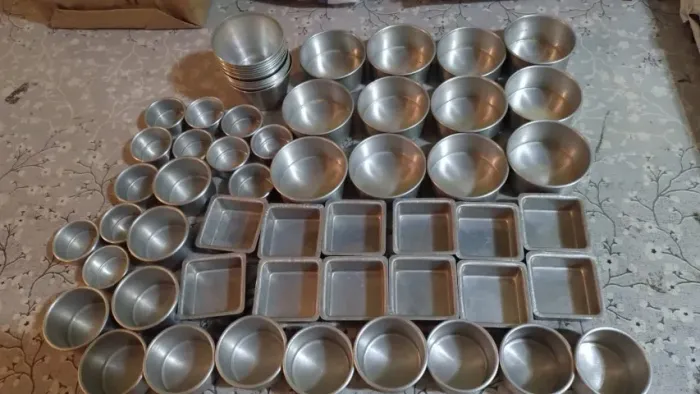 60 forminhas de alumínio em formatos variados para pão de mel