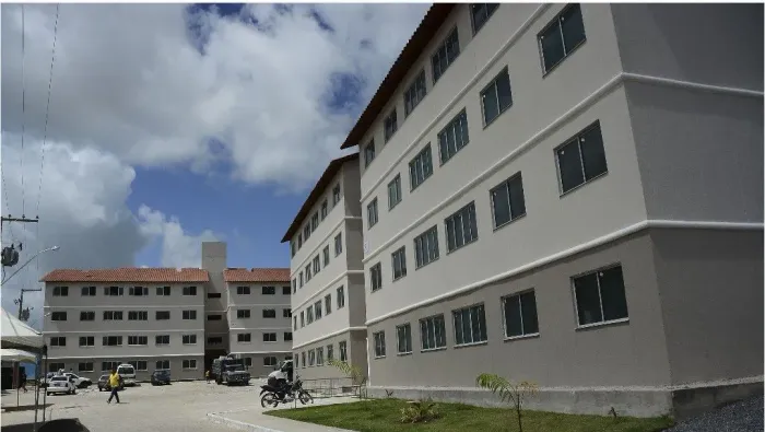 ALUGO UM APARTAMENTO COM ALGUNS ITENS