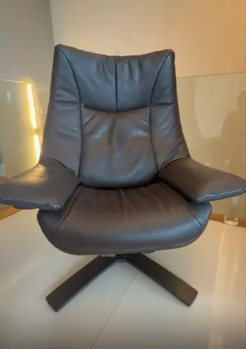 Poltrona Revive Natuzzi com apoio para os pés 
