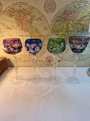 Taças antigas coloridas trabalhadas