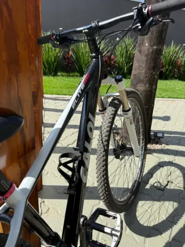 Caloi Elite 30 - Quadro 15 | Grupo Shimano Deore | Suspensão Rock Shox