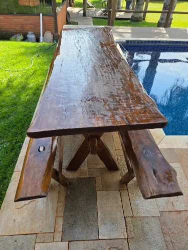 Mesa rústica de madeira 