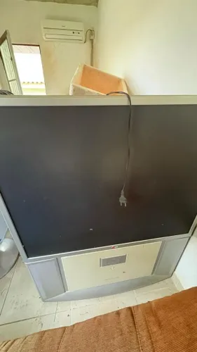 TV LG antiga grande para retirada de peças / sucata