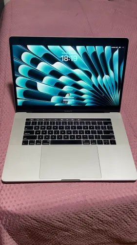 MacBook Pro 15,6 pol i7 macOS sequoia 16g ram