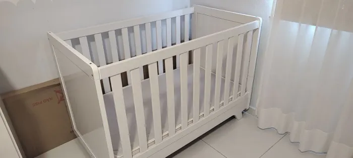Berço com colchão vira mini cama