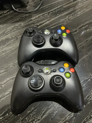 Kit Xbox 360 2 controles originais,1 kinect original e uma fonte para o console 