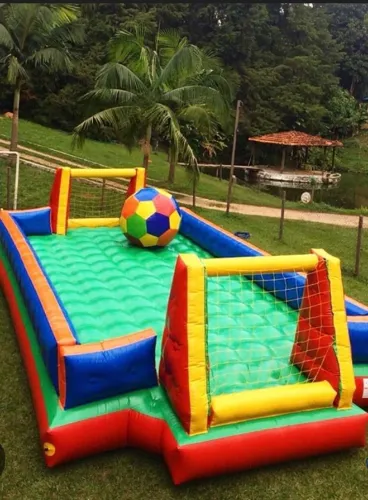 Futebol de espuma, tobogã gigante e cama elástica