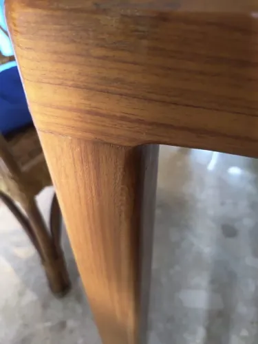Mesa de madeira maciça com vidro bisotê vintage