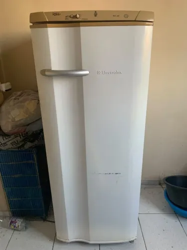 Geladeira para retirada de peças.