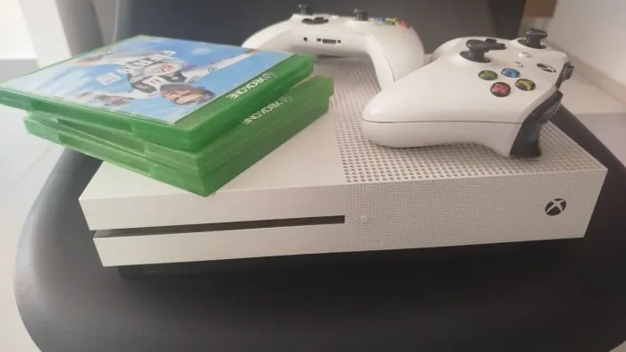 Xbox One S 1TB + 2 Controles + 3 Jogos - Completo e Conservado