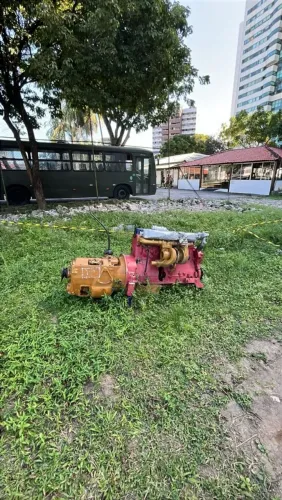 vendo dois motores e um câmbio 6 cinlindros