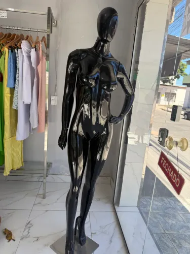 Manequim de fibra preto