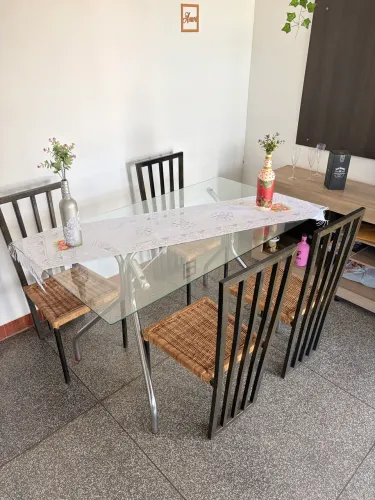 Mesa de jantar com 4 cadeiras (entrego )