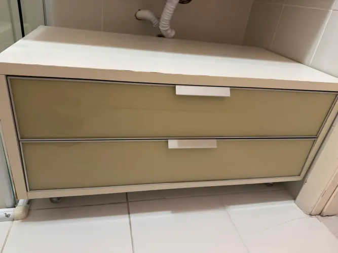 Armário para banheiro com rodinhas