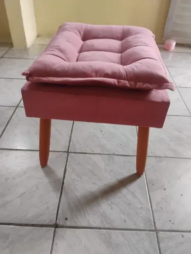 Puf rosa com penteadeira 