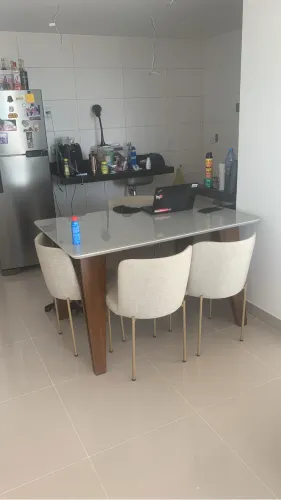 Mesa de jantar com tampo de vidro off white com 4 cadeiras
