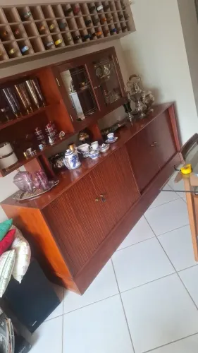 Estante buffet-cristaleira em Mogno