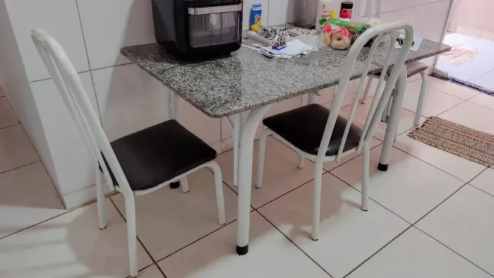Mesa de mármore com 4 cadeiras