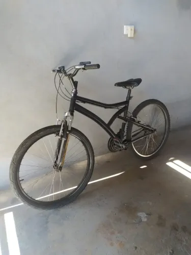 Bicicleta Preta de Aluminio Aro 24