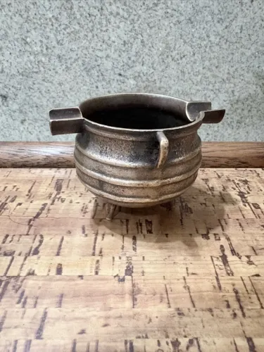 cinzeiro de bronze em formato de caldeirão