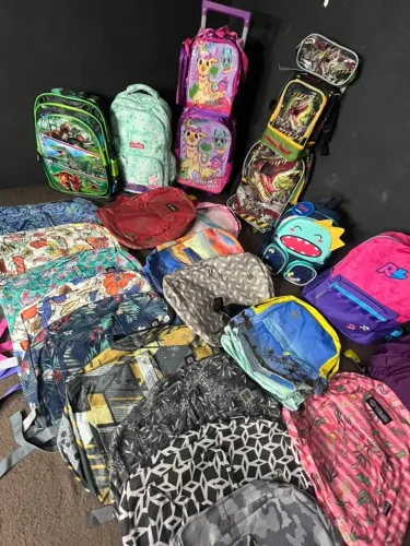 LOTE DE MOCHILAS NOVAS COM ETIQUETA + 15 ESTOJOS GRÁTIS!