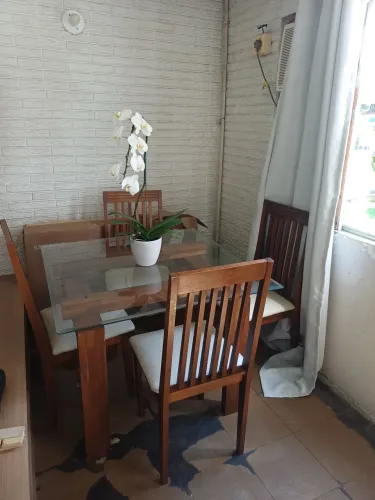 Mesa com tampo de vidro e 4 cadeiras