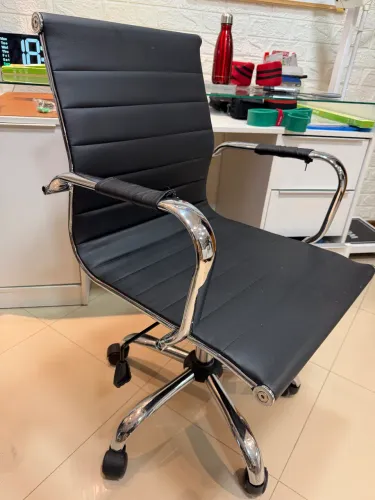 Cadeira de escritório giratória Charles Eames couro ergonômica