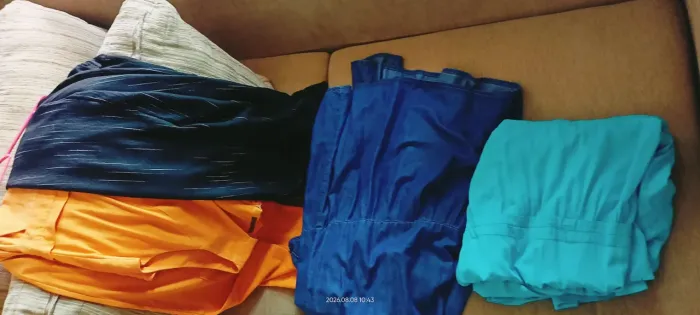 Bazar roupas veste 42 a 44 vestidos e moleton valores separados 95 cada
