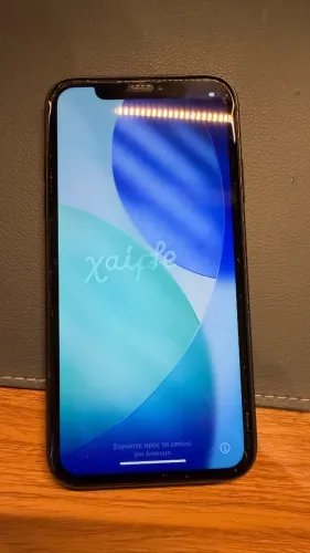 iPhone 11 64gb preto, tela em bom estado, vidro traseiro quebrado