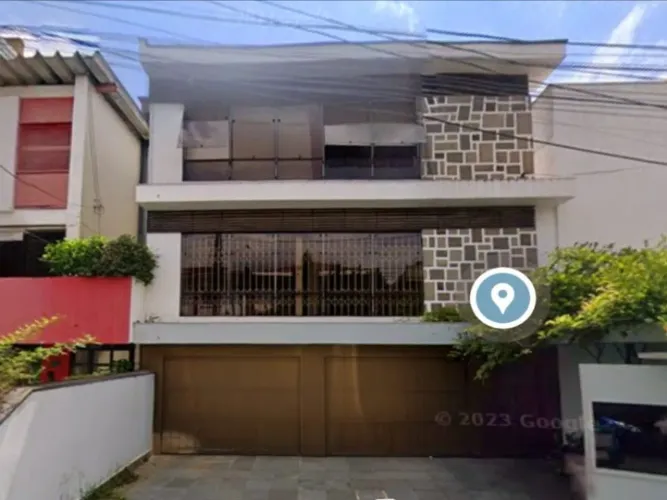 Casa com 336m² com 4 dormitórios, 04 banheiros e 02 vagas de garagens. Localização nobre C