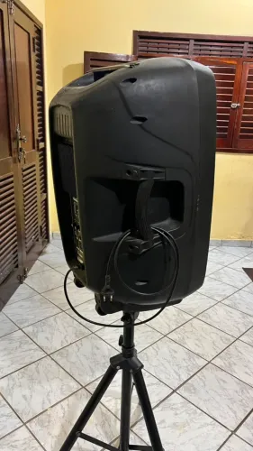 Staner PS-1501 acoplada a um pedestal tripé.