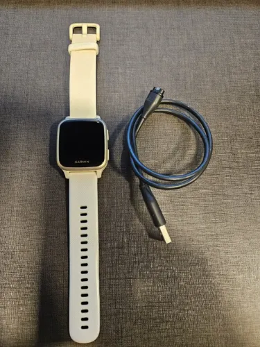 Garmin Venu Sq - Cor branca com aro dourado
