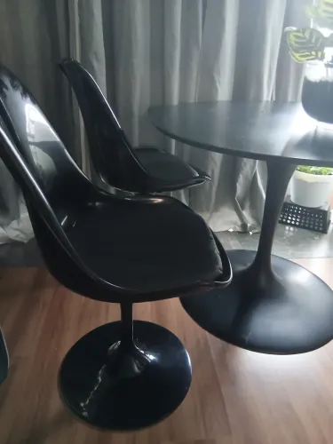 Mesa SAARINEN e 2 cadeiras giratórias tok stok