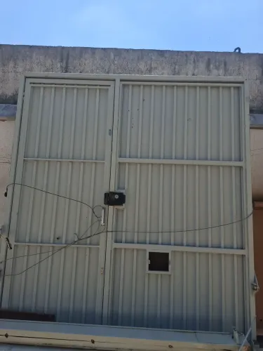 Portão basculante com social embutido