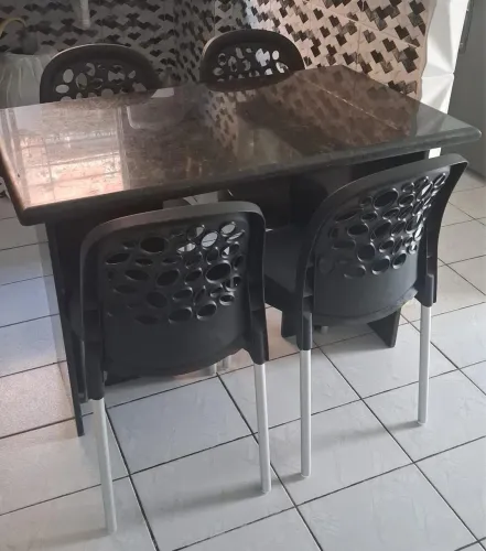 Mesa Mármore com 4 Cadeiras