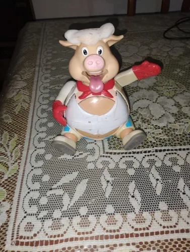 Vendo um boneco grande do porquinho comilão da marca Hasbro 
