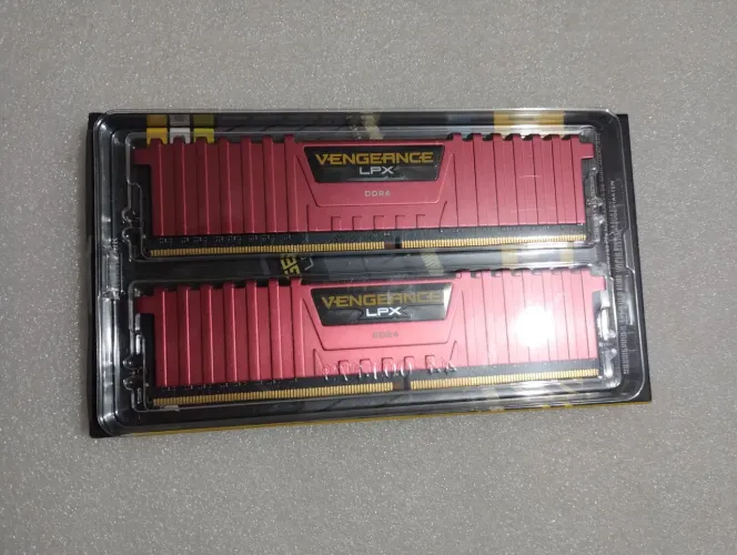 PlaMemoria Ddr4 2x8gb (16gb) 2.400<br>Memória RAM DDR4 2x8GB (16GB) 2400MHz - R$400